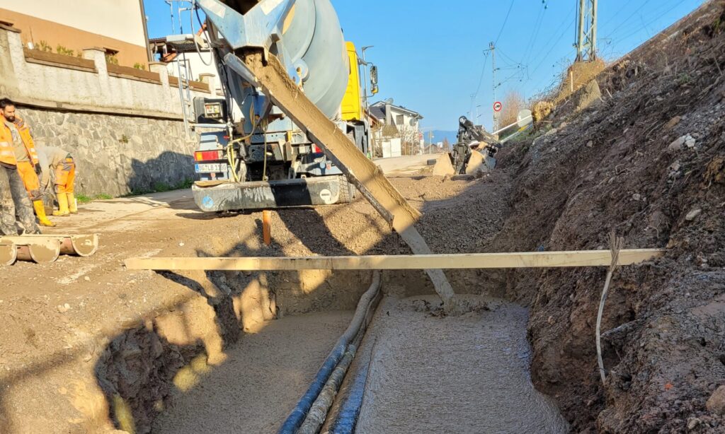 Start der Flüssigboden Verfüllung Bahndamm