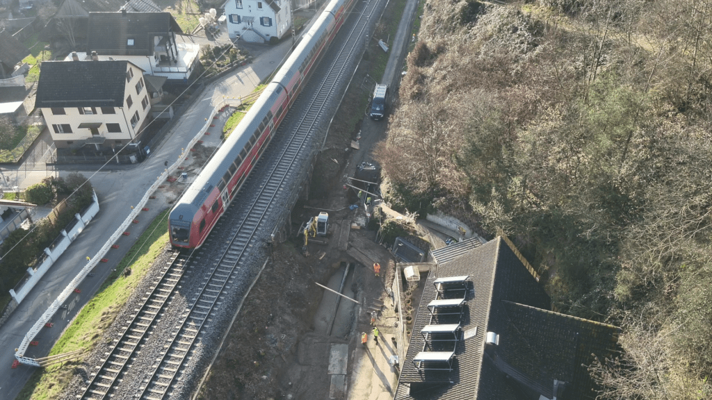 Schwingungsdämpfung Gasleitung mit Flüssigboden bei Bahndamm