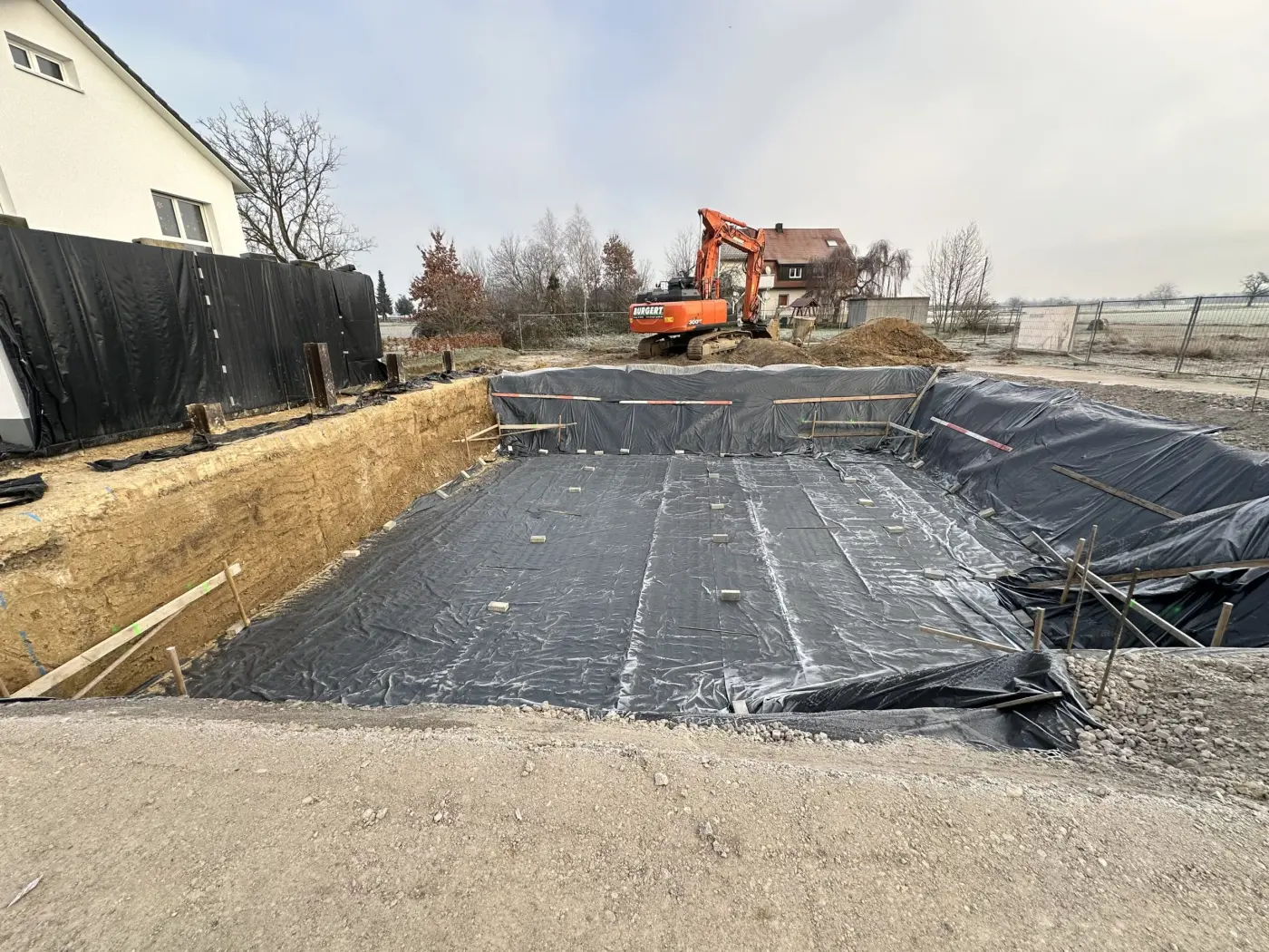 Eine Flüssigbodenbaugrube bei der eine Wand freigelegt ist