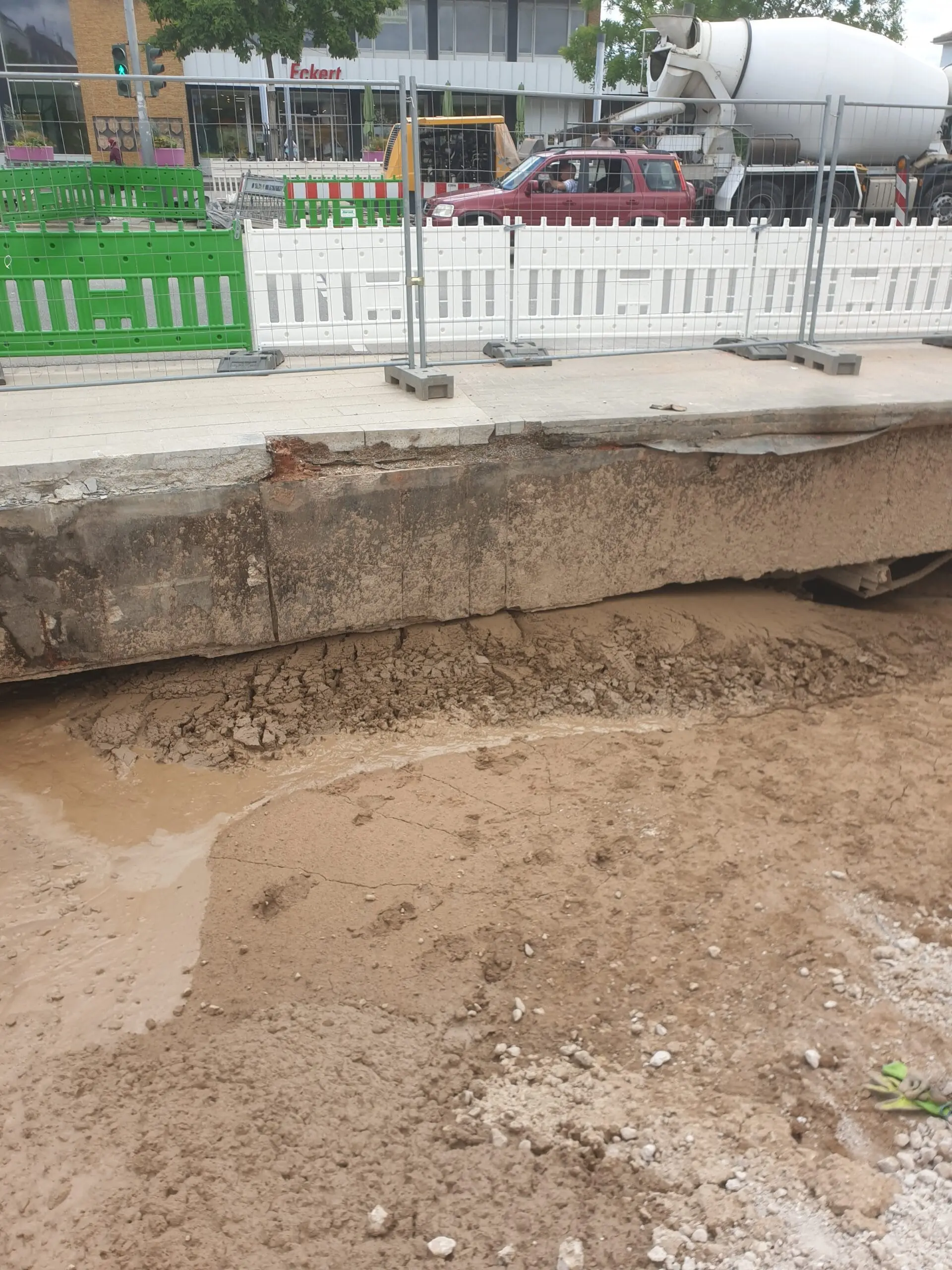 Verpressung vor Bahnhof mit Flüssigboden