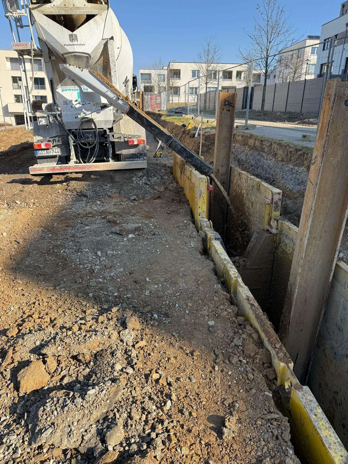 Verfüllen Verbauboxen mit Flüssigboden aus örtlichem Material
