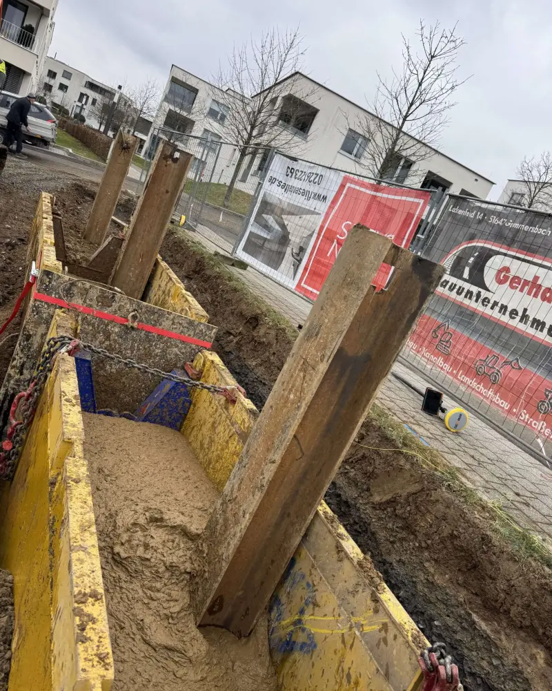 Verfüllte Verbauboxen mit Trennung mittels Stahlplatte dazwischen