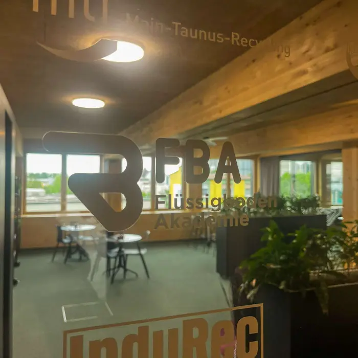 Flüssigboden Akademie Logo als Sticker auf Fensterscheibe