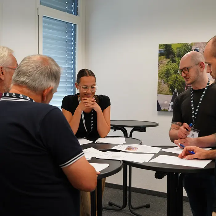 Planspiel in Gruppenarbeit an einem Rundenstehtisch
