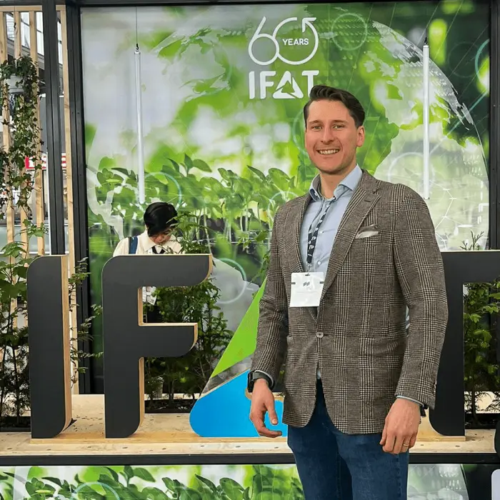 Wolf-Hagen Stolzenburg beim Eingang der IFAT
