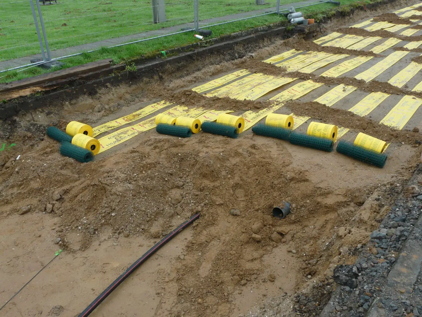 Nach Abschluss Warnband auslegen und Draht als Schutz vor 380kV Kabeln