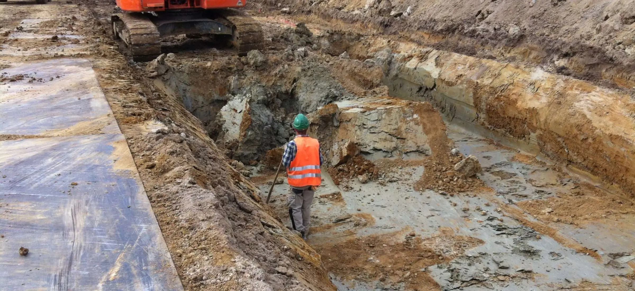 Aushub entlang der Trasse - Arbeit mit örtlichen Böden 380kV für Flüssigboden