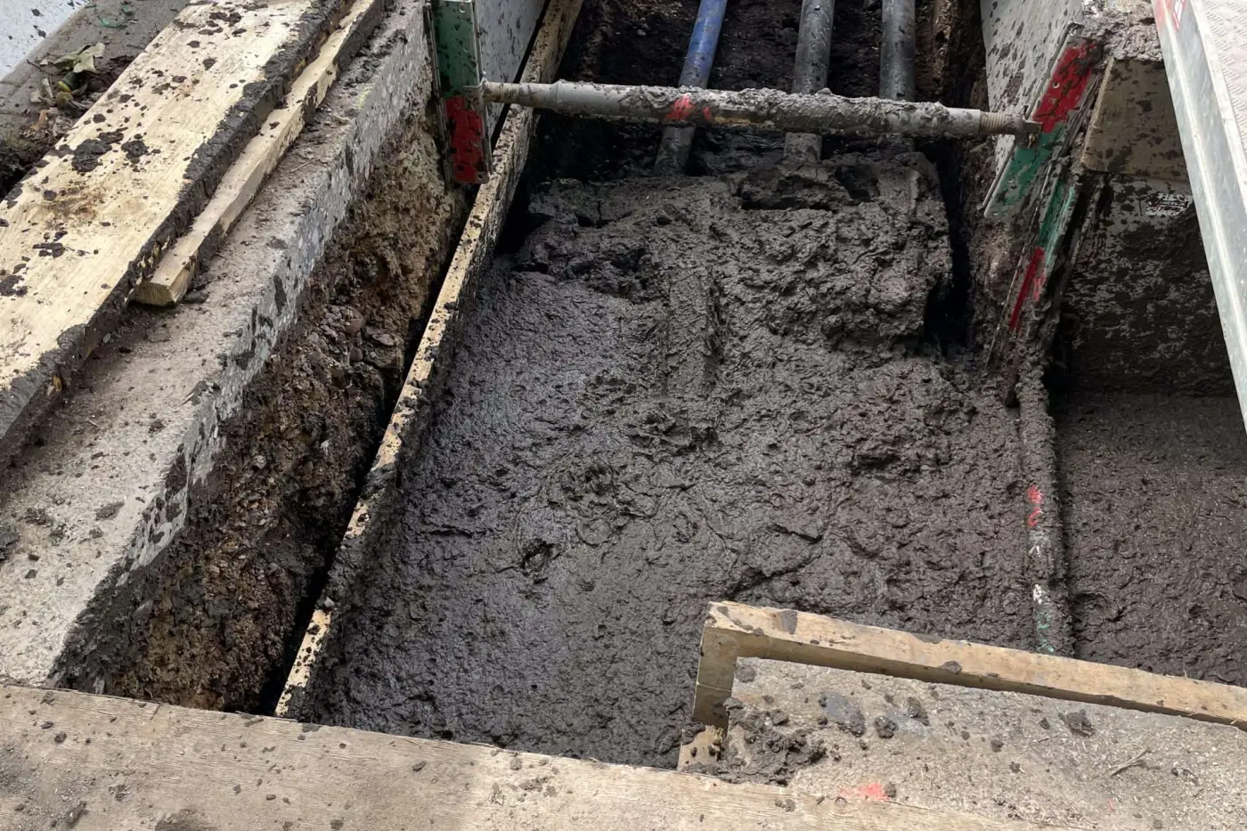 Verfüllung Kombitrasse mit Flüssigboden aus örtlichem Material
