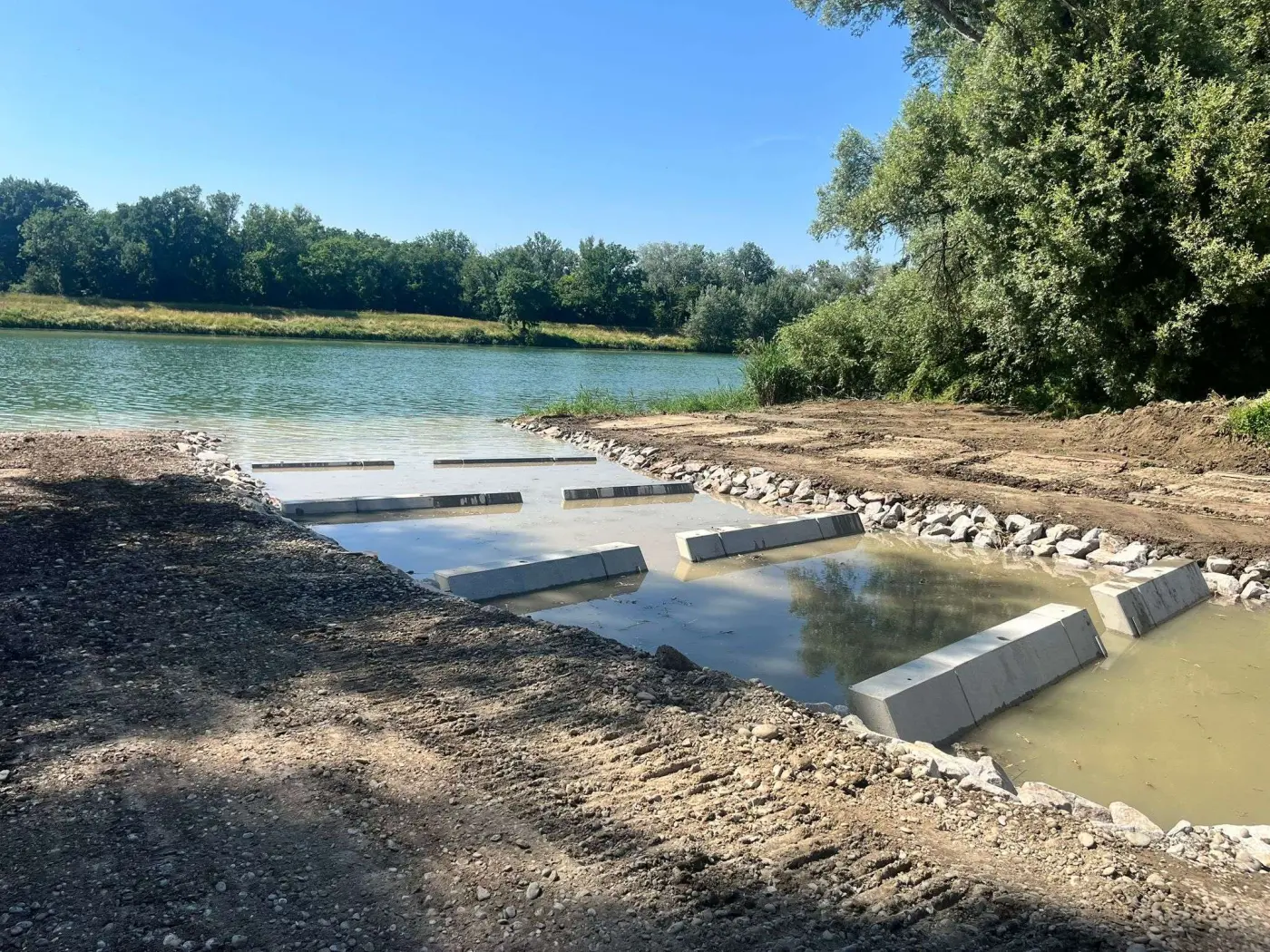 Auslauf fertig mit gesetzten Elementen im Flüssigboden 2