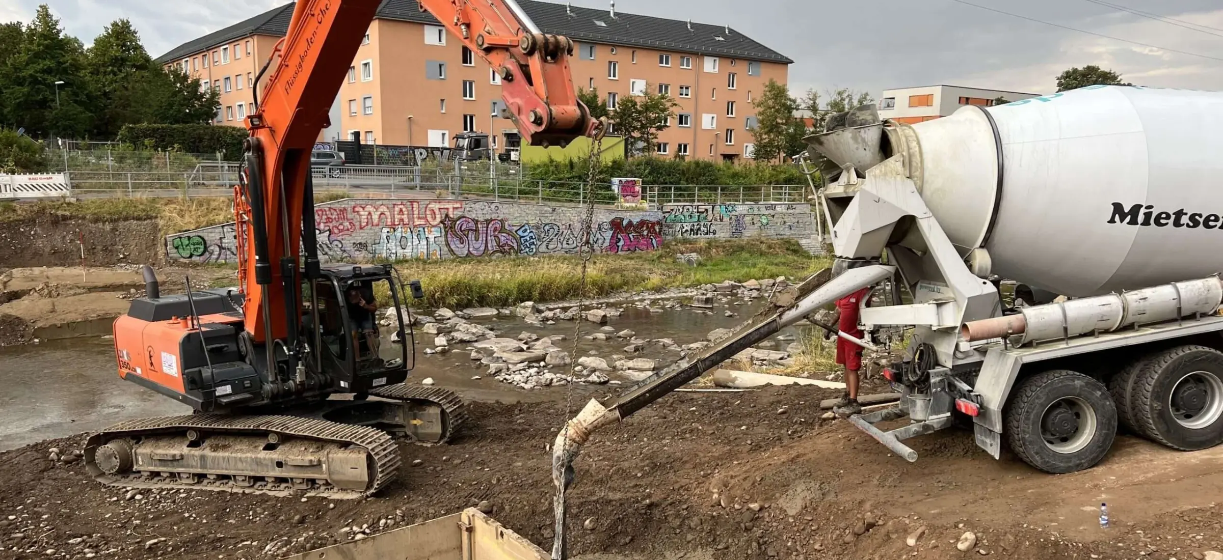 Beginn Verfüllung mit Flüssigboden im Uferbereich im Kontraktorverfahren