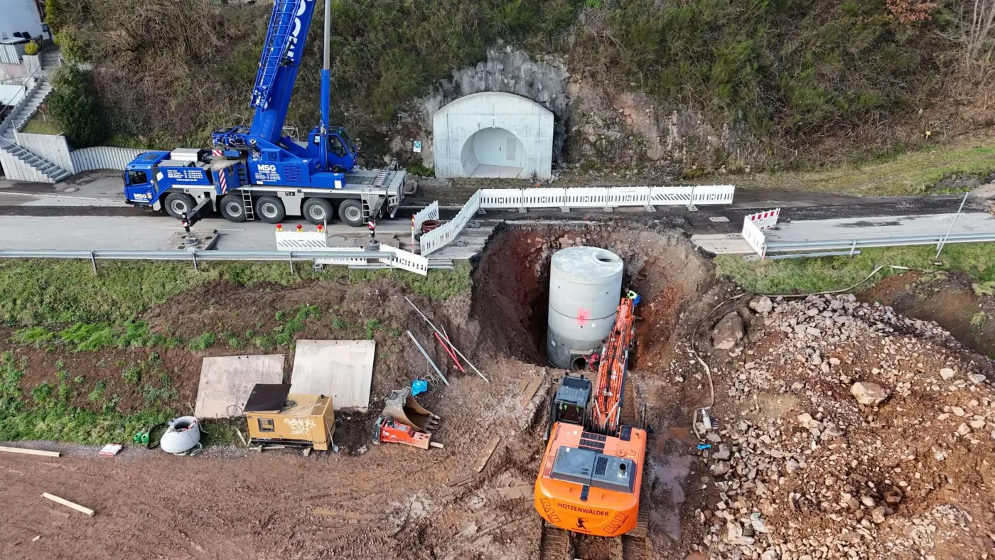 Gesetzter Schacht im wasserdichten Geoponton am Ende der Trasse der Gewässerquerung