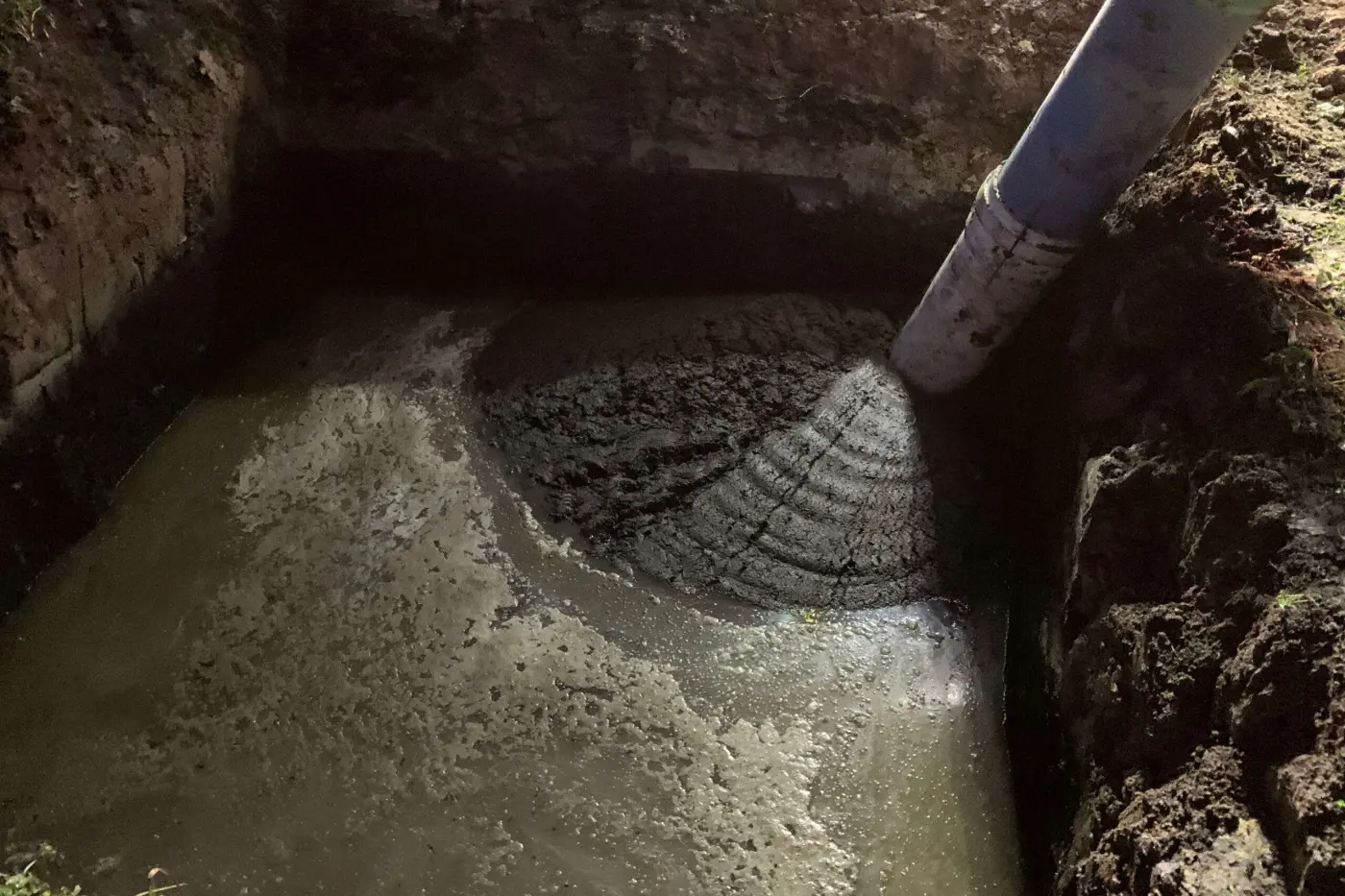 Ausführung Flüssigbodeneinbau unter Wasser mit Verdrängung des Wassers