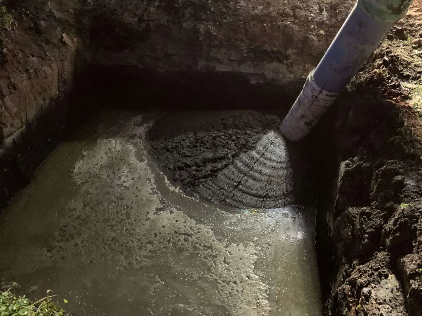 Ausführung Flüssigbodeneinbau unter Wasser mit Verdrängung des Wassers