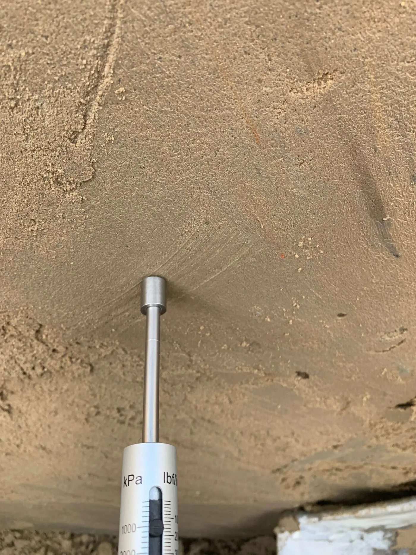Freigabe Prüfung der Festigkeit mit dem Taschenpenetrometer an der Flüssigbodenwand