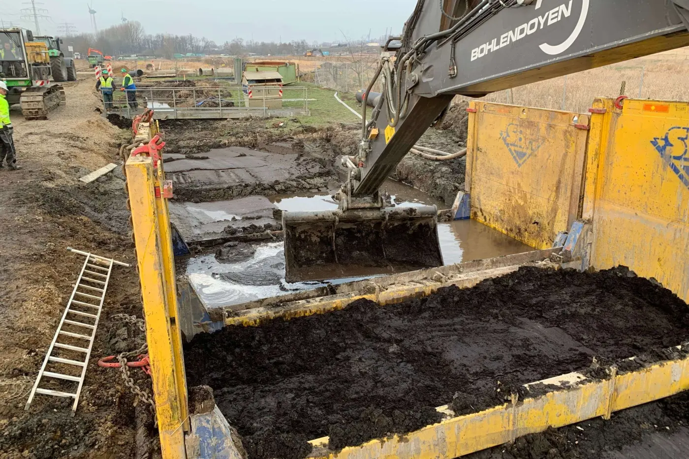 Ausführung Erstaushub des Torfs im Verbau mit dem Bagger