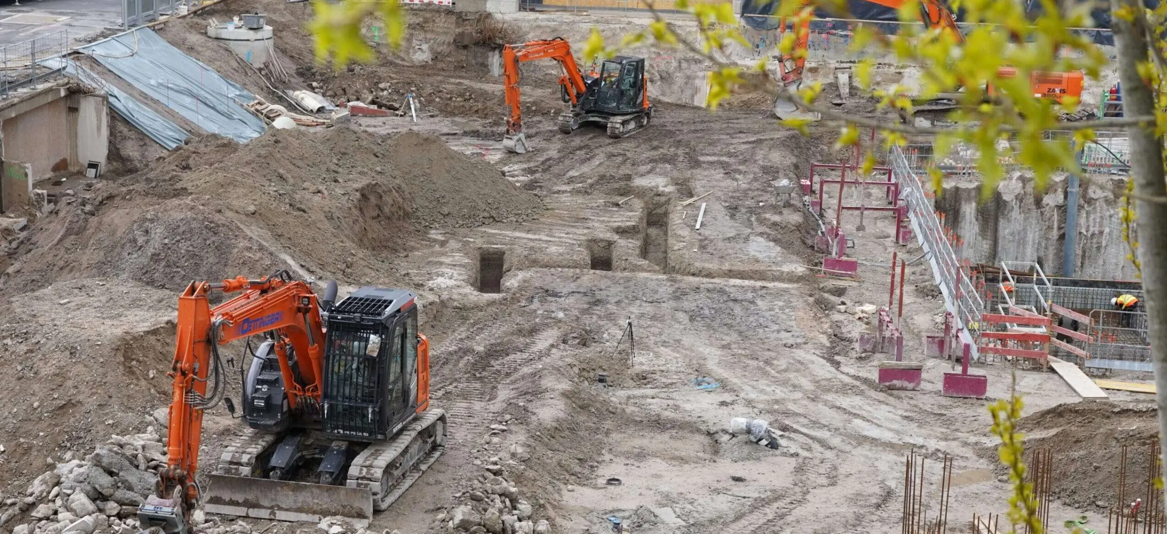 Baufeld der Kanalbaumaßnahme im Grundwasser mit laufenden Parallelgewerken in der Großbaugrube
