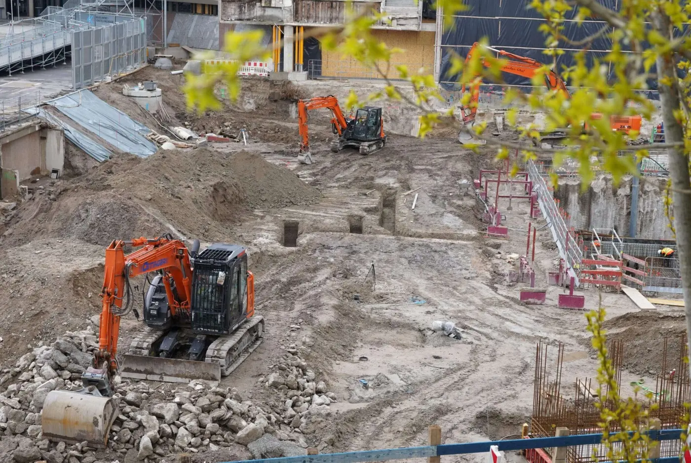 Baufeld der Kanalbaumaßnahme im Grundwasser mit laufenden Parallelgewerken in der Großbaugrube