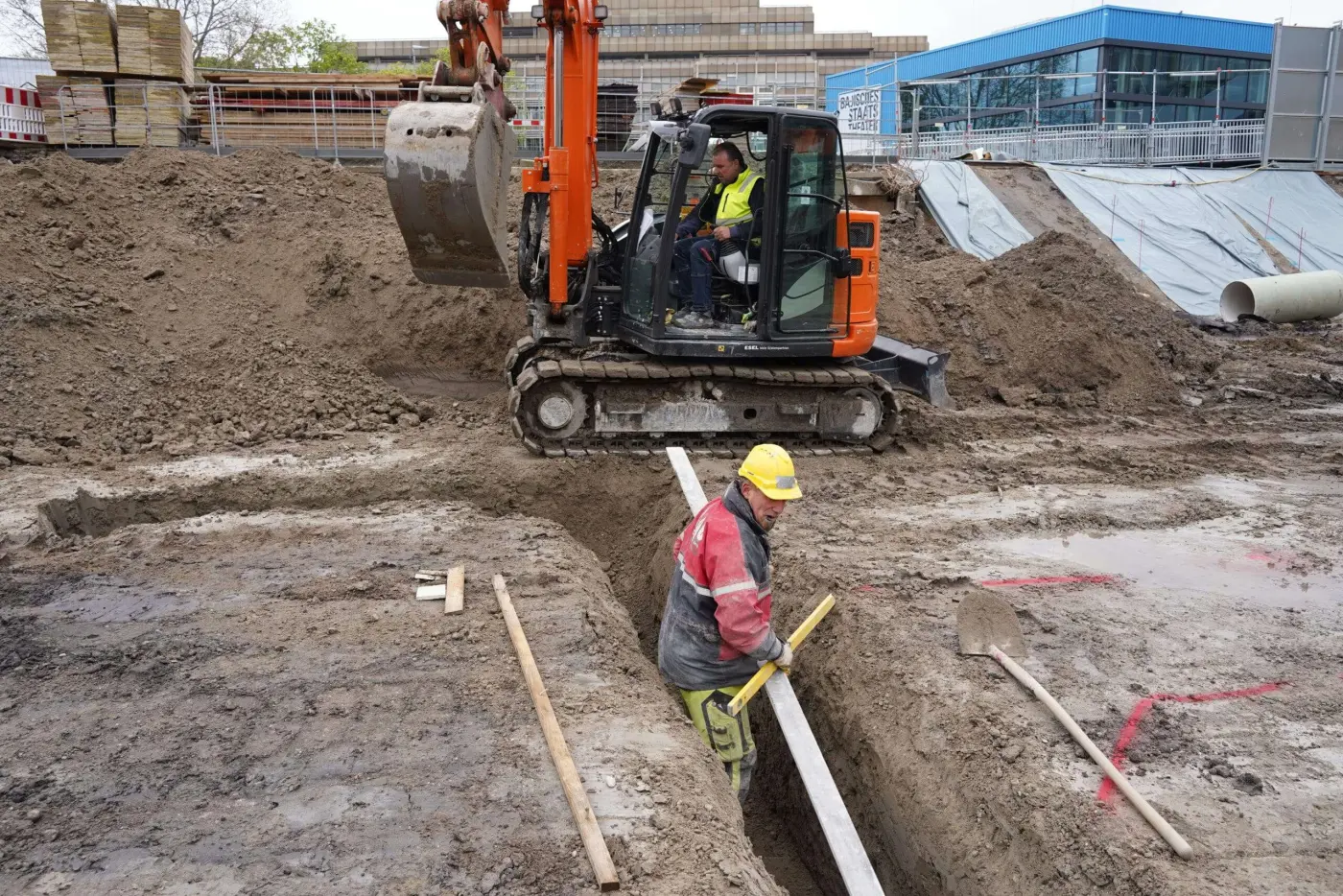 Zweitaushub im Geoponton - Kontrolle der Rohrgrabensohle im trockenen Arbeitsraum