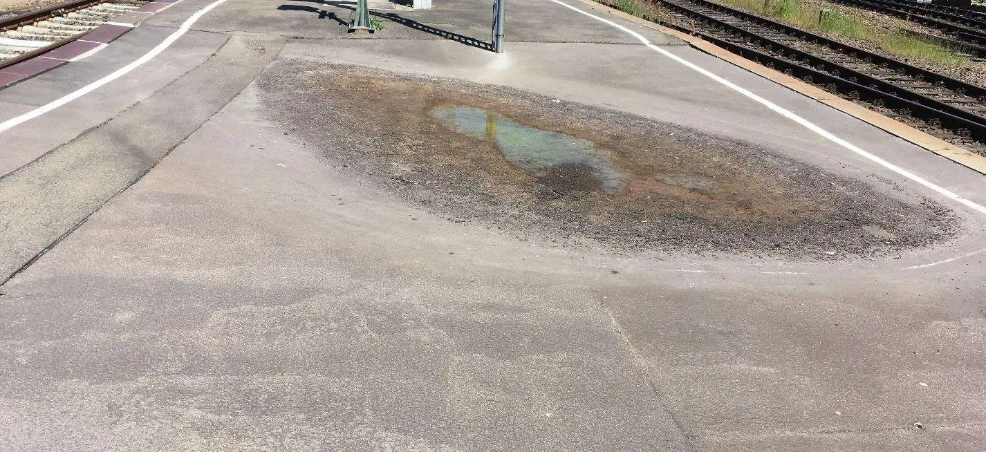 Schäden am Gleis und Bahnsteig durch Absackungen