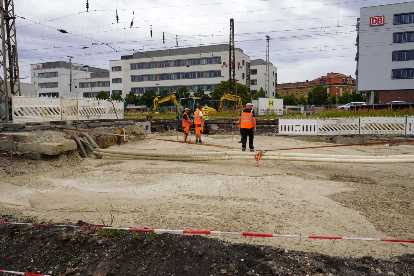 Verfüllte Bombentreffer Flüssigboden vor Gleisaufbau