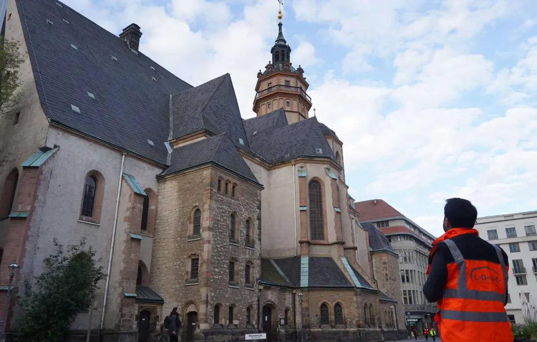 Bild der Nikolaikirche mit einem Angestellten von Flüssigboden Engineering