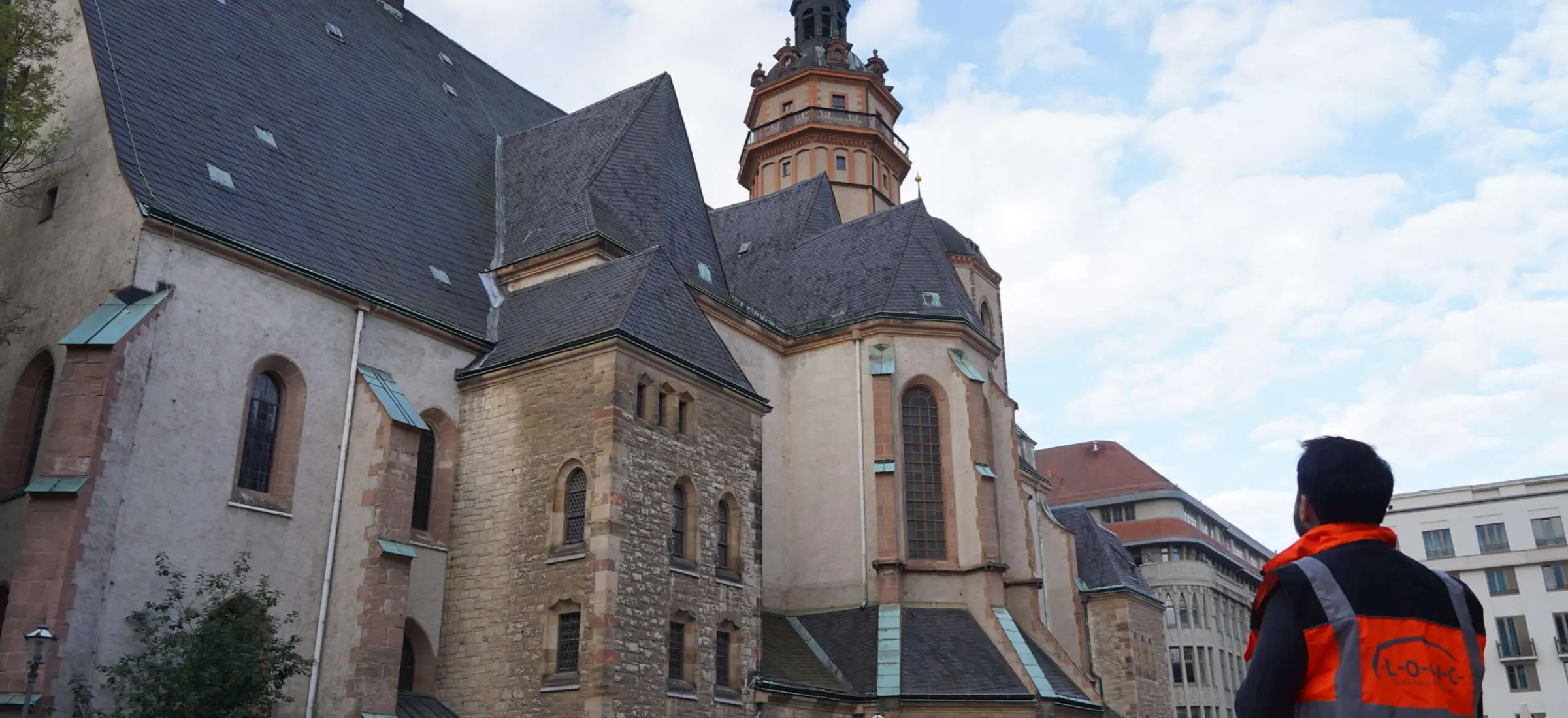 Bild der Nikolaikirche mit einem Angestellten von Flüssigboden Engineering