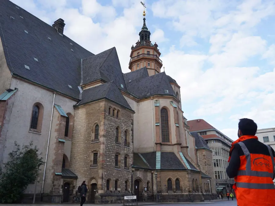 Bild der Nikolaikirche mit einem Angestellten von Flüssigboden Engineering