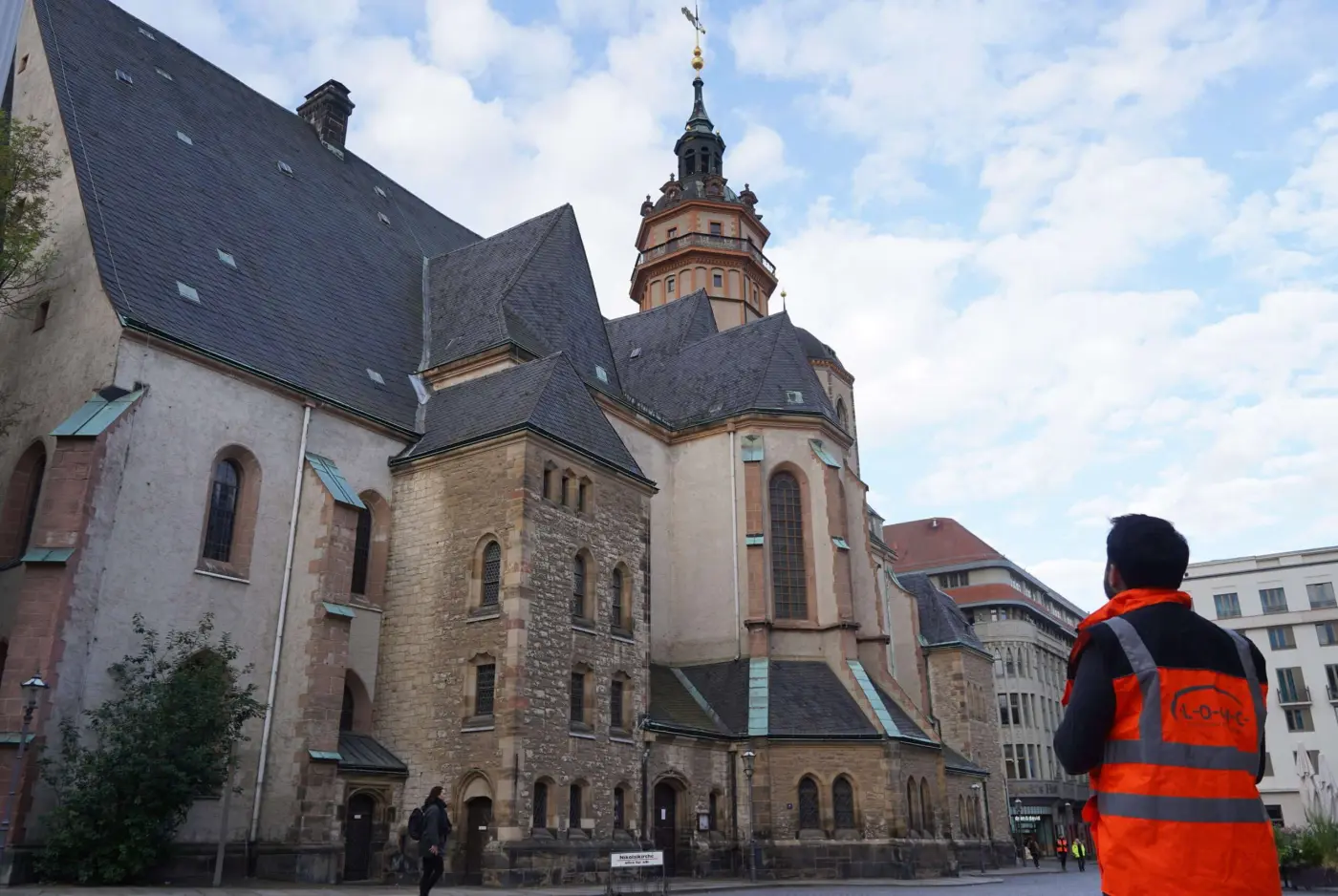 Bild der Nikolaikirche mit einem Angestellten von Flüssigboden Engineering