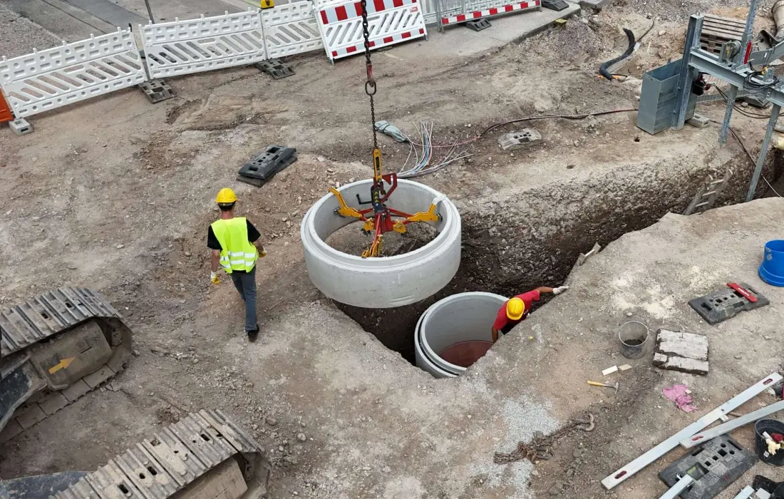 Einbau Betonschacht Schachtringe im RSS-Geoponton