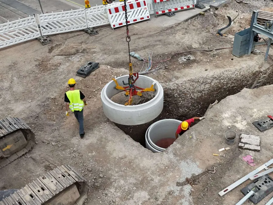 Einbau Betonschacht Schachtringe im RSS-Geoponton