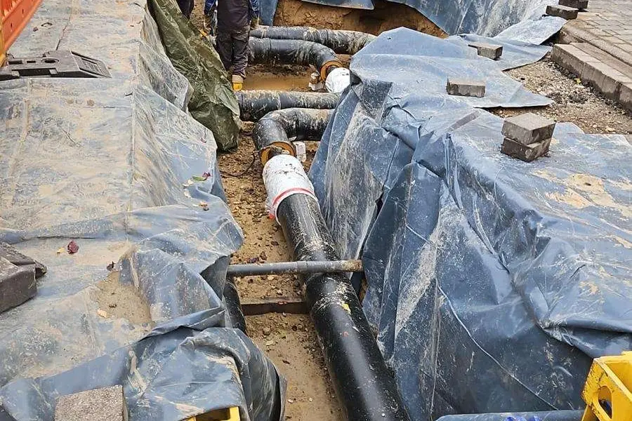 Arbeiten am Dehner in ausgehobenen Graben vor Flüssigbodenverfüllung