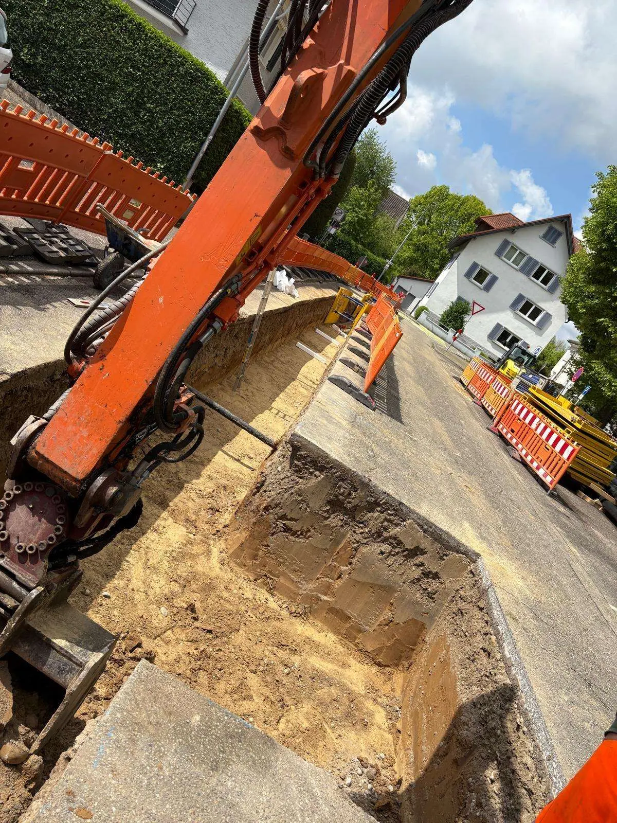 Dehnbogen in Trasse Fernwärme mit Flüssigboden