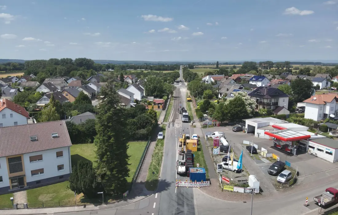 Luftbild der Ortsdurchfahrt Leeheim mit dem Baufeld der Kanal- und Straßensanierung