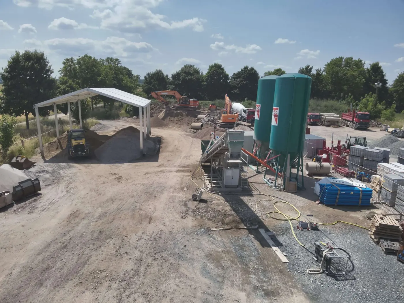 Mischplatz für die Flüssigbodenherstellung aus dem örtlichen Aushub mit Kompaktanlage und Silos