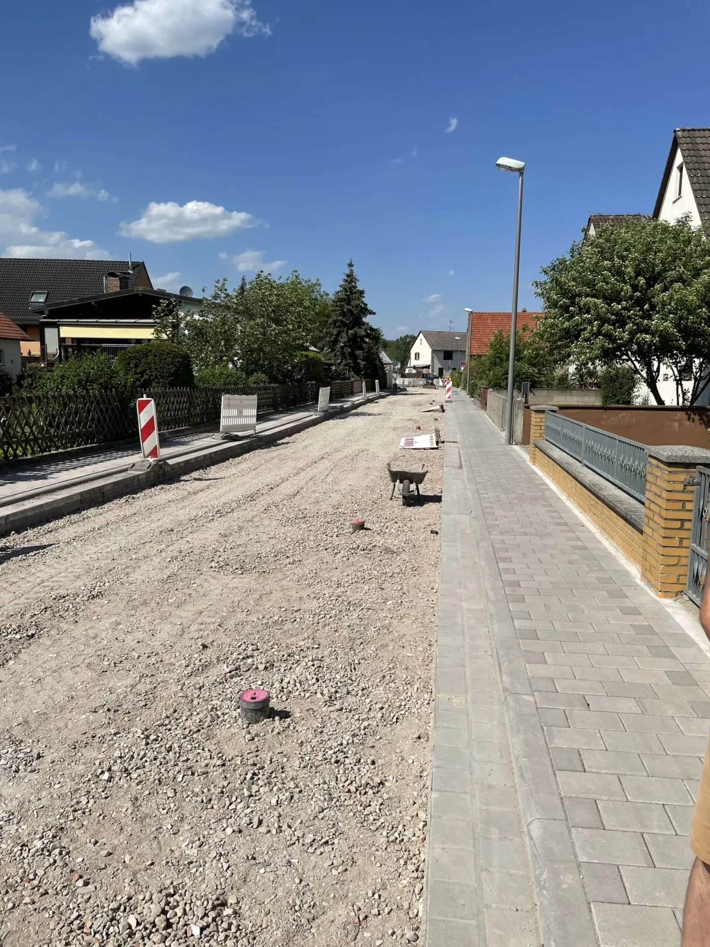 Straßenzug nach der Kanalverfüllung mit aufgebrachter Frostschutzschicht vor dem Straßenaufbau