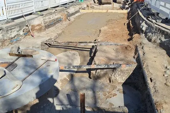 Einbau der lastverteilenden Flüssigbodenplatte im geöffneten Straßenquerschnitt