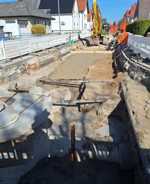 Einbau der lastverteilenden Flüssigbodenplatte im geöffneten Straßenquerschnitt