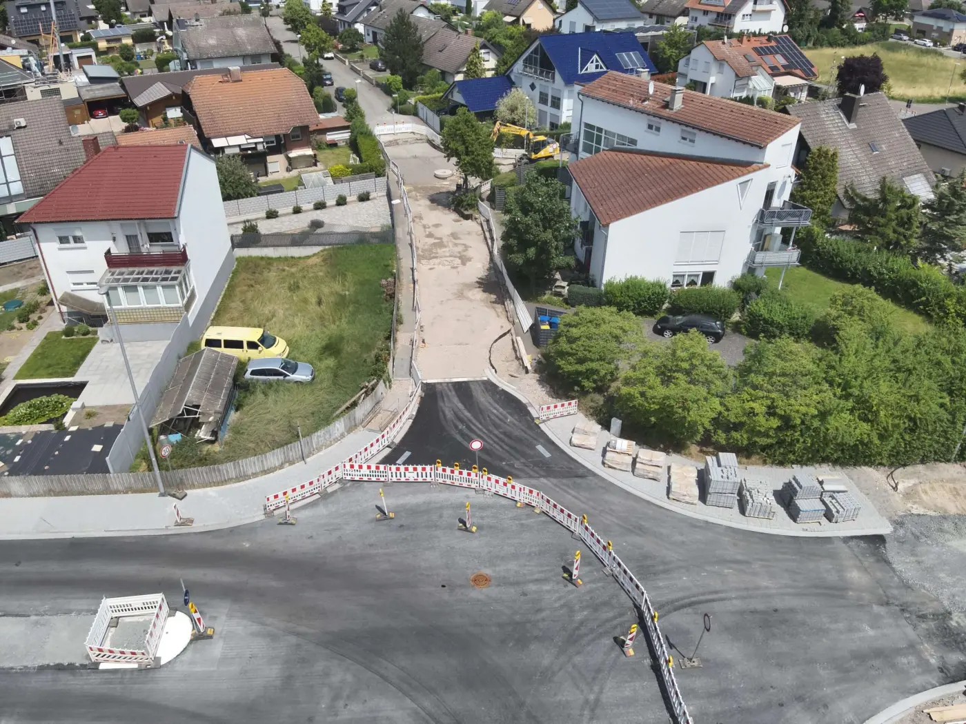Luftbild rückverfestigte Flüssigbodenfläche mit Schachtbauwerk und Bagger