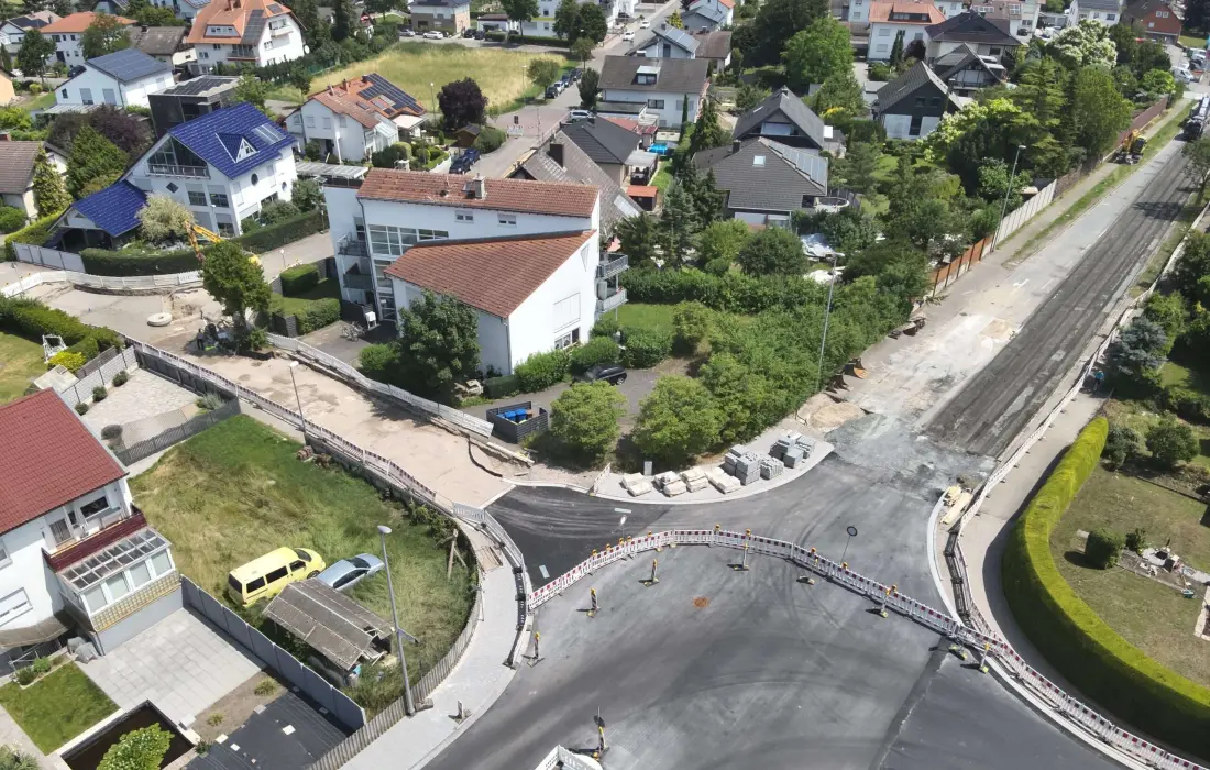 Luftbild der rückverfestigten Flüssigbodenfläche im Kreuzungsbereich