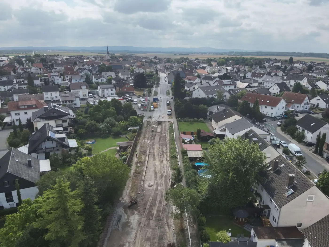 Luftbild der Ortsdurchfahrt mit fertiggestelltem Trassenabschnitt