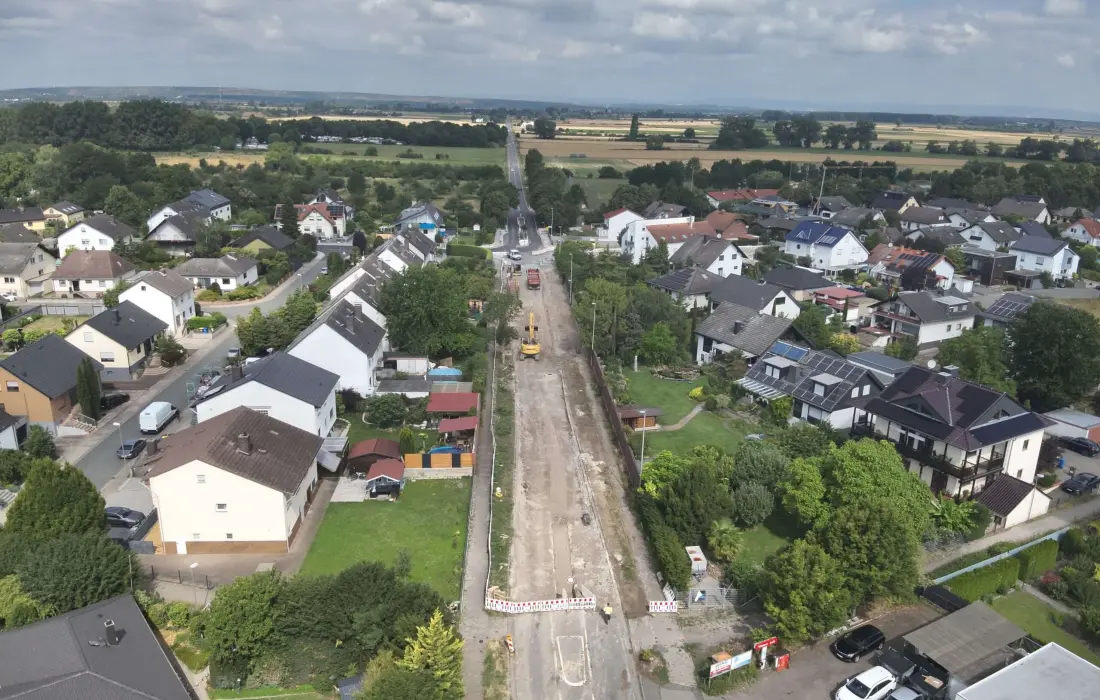 Luftbild der Ortsdurchfahrt Leeheim mit der geöffneten Kanaltrasse