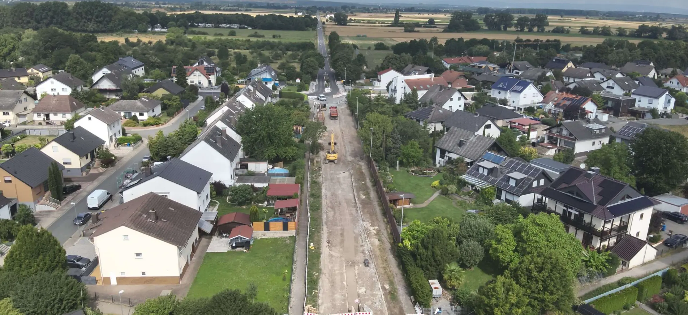 Luftbild der Ortsdurchfahrt Leeheim mit der geöffneten Kanaltrasse