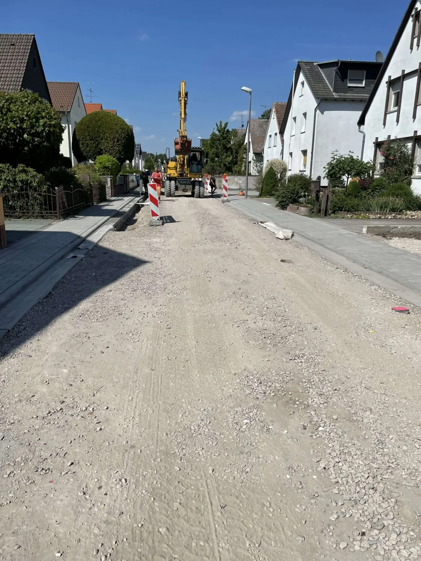 Straßenzug während der Herstellung der Kanaltrasse und der Schachtbaugruben