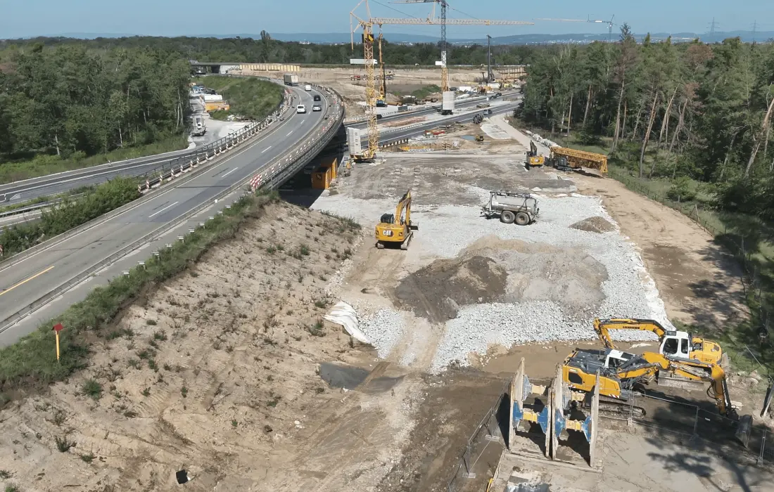 Luftbild Gesamtsituation Autobahndreieck Rüsselsheim mit Baufeld der Leitungssicherung