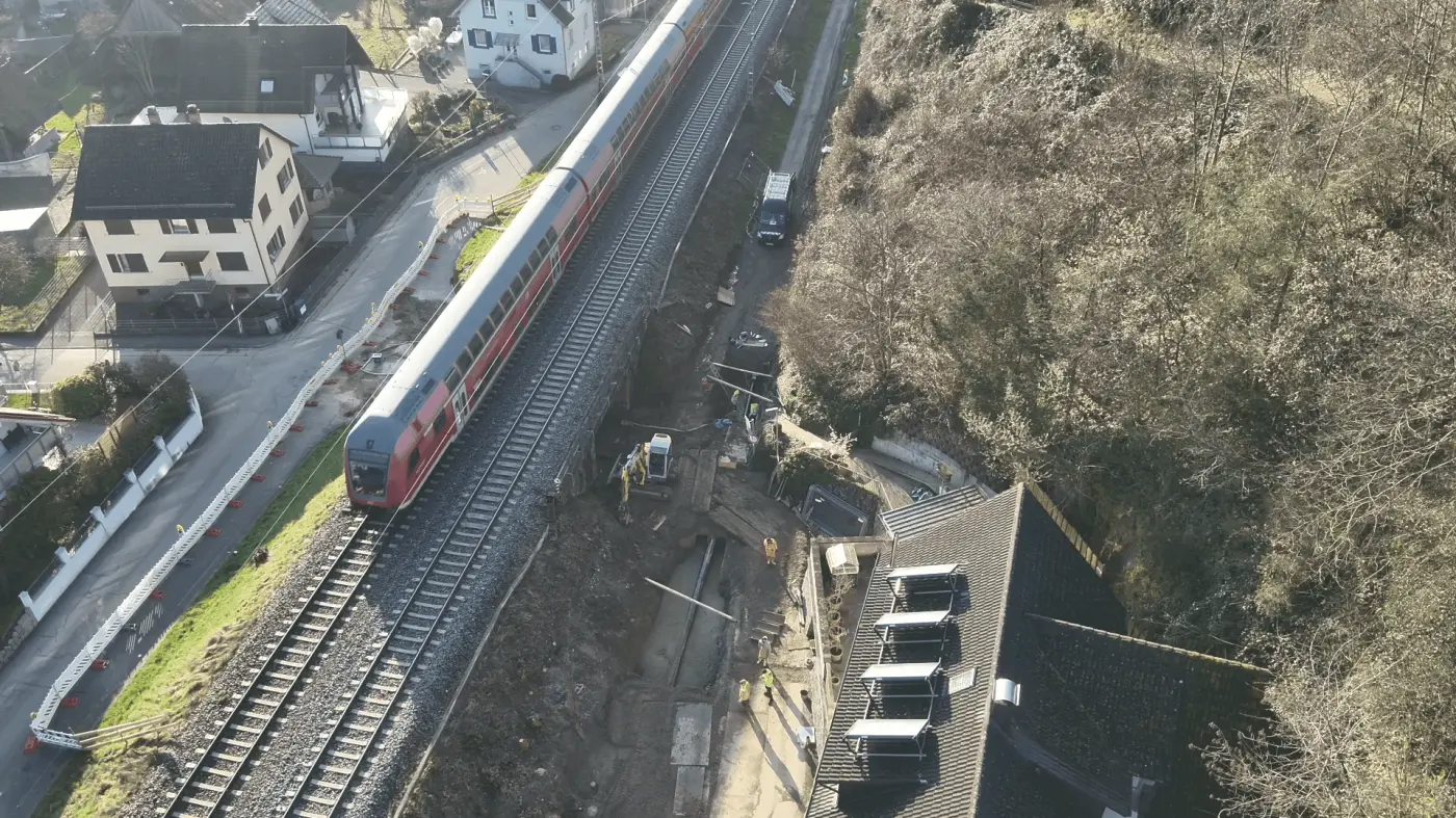 Schwingungsdämpfung Gasleitung mit Flüssigboden bei Bahndamm