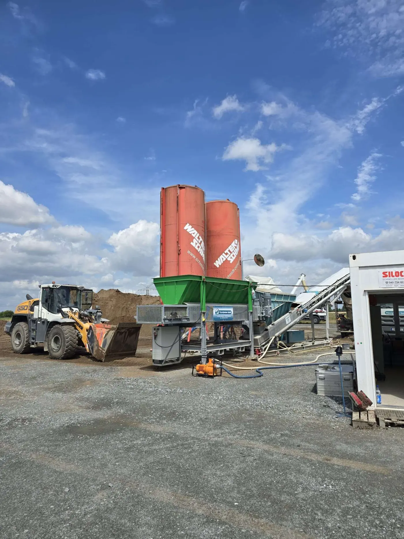 Herstellung Flüssigboden in mobiler Mischanlage mit Zementsilos Aufgabetrichter und Laborcontainer vor Ort