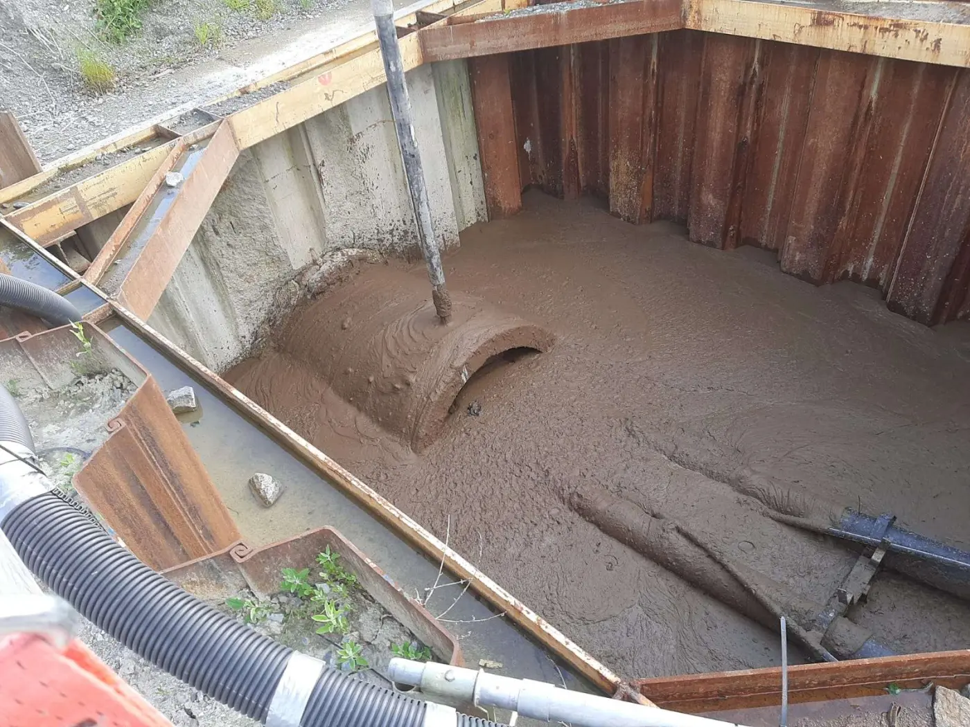 Ausführung Verfüllung der Kabelschutzrohre mit Flüssigboden energieschonende Verfüllung - Verfüllung auf Microtunnelscheitel