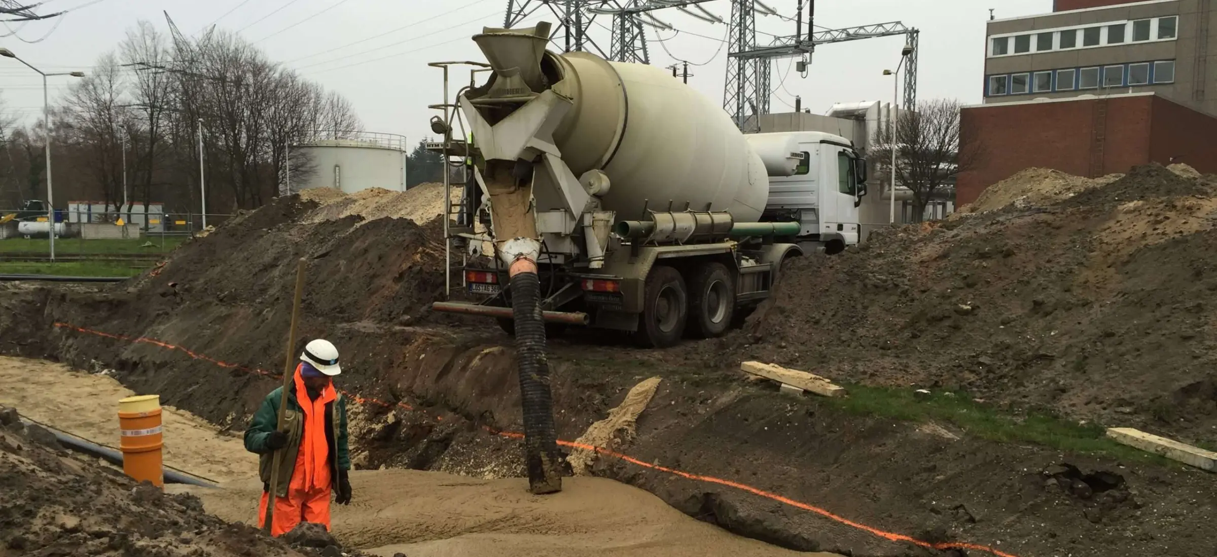 Verfüllung mit Flüssigboden aus dem Fahrmischer auf Trasse 110kV