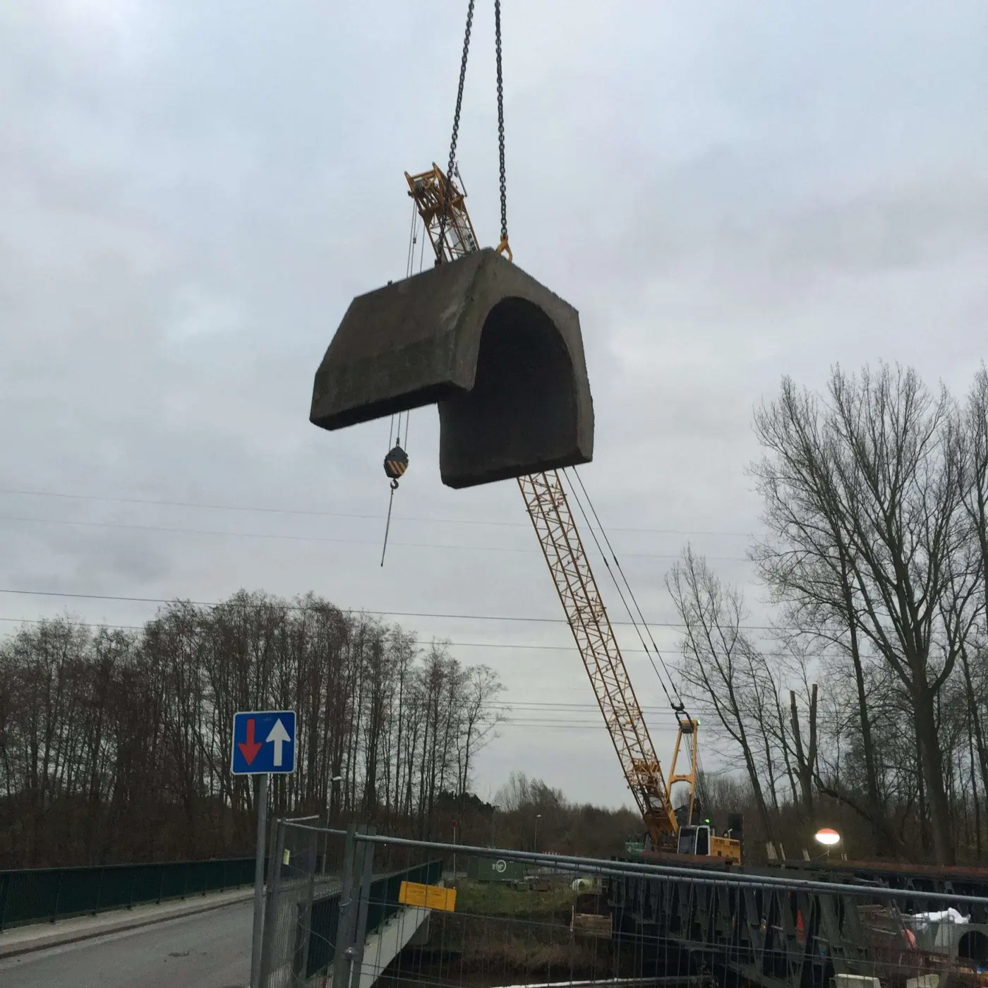 Betonhalbschale wird zum Einbau unter Wasser eingehoben