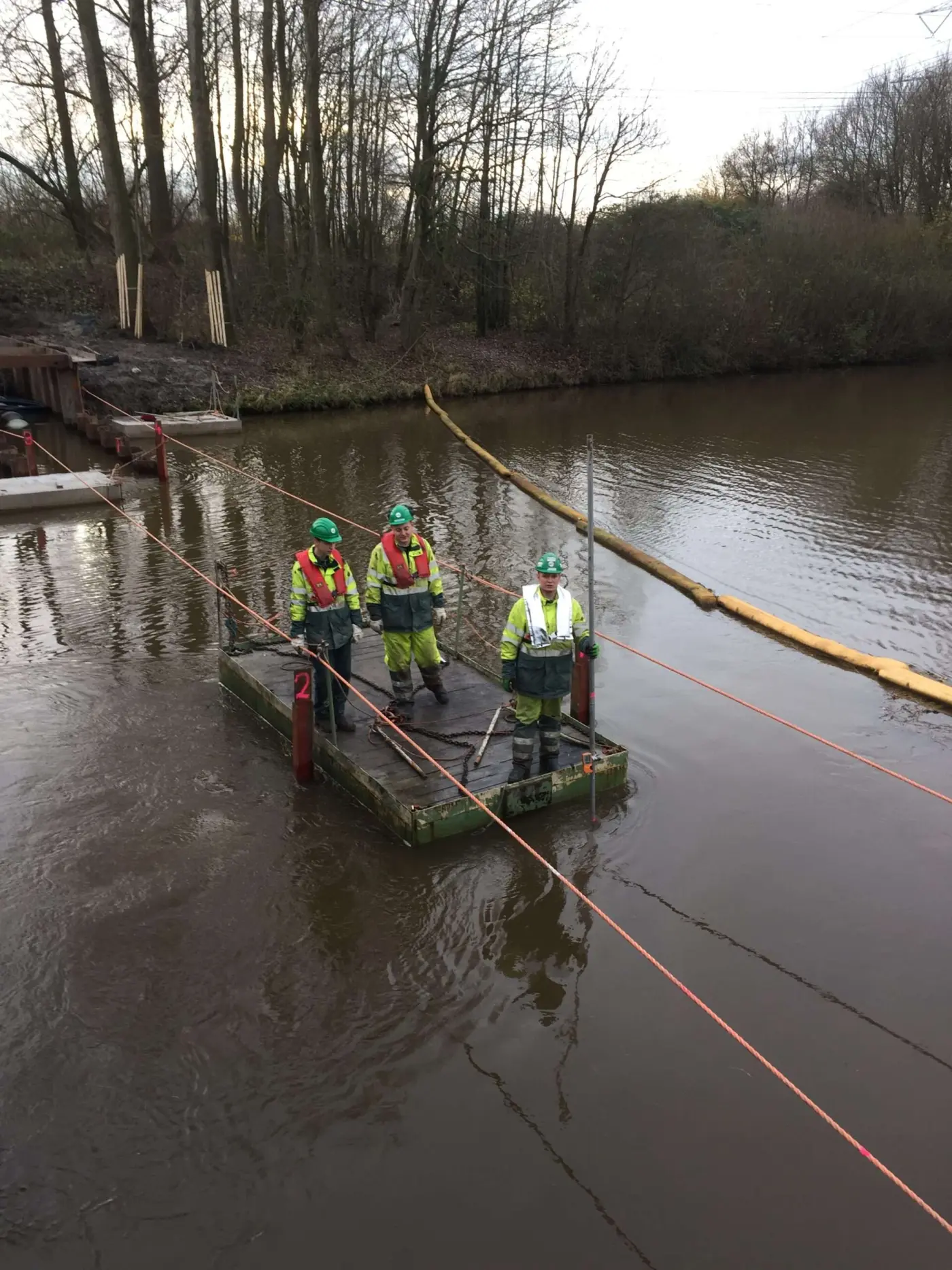 Zweitverfüllung mit Flüssigboden vom Ponton aus gesteuert